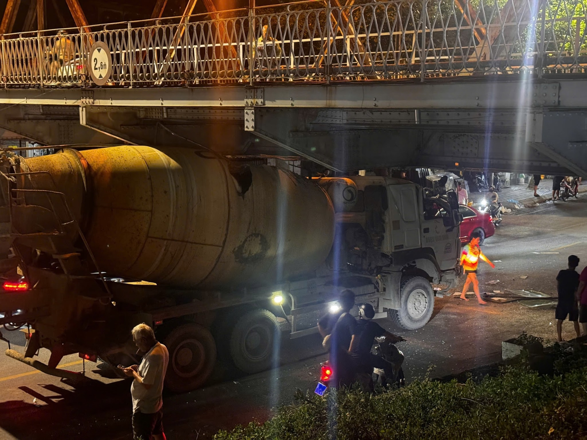 Thông tin vụ xe ô tô trộn bê tông va chạm vào gầm cầu Long Biên